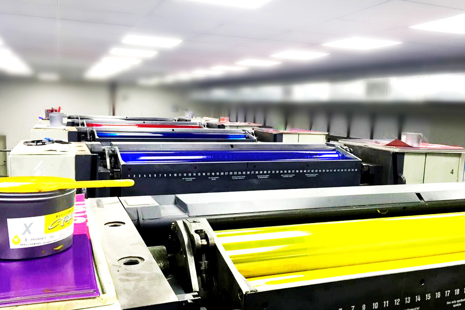 Industrial printing machines utilizing MEK-based inks for high-quality printing on diverse substrates.